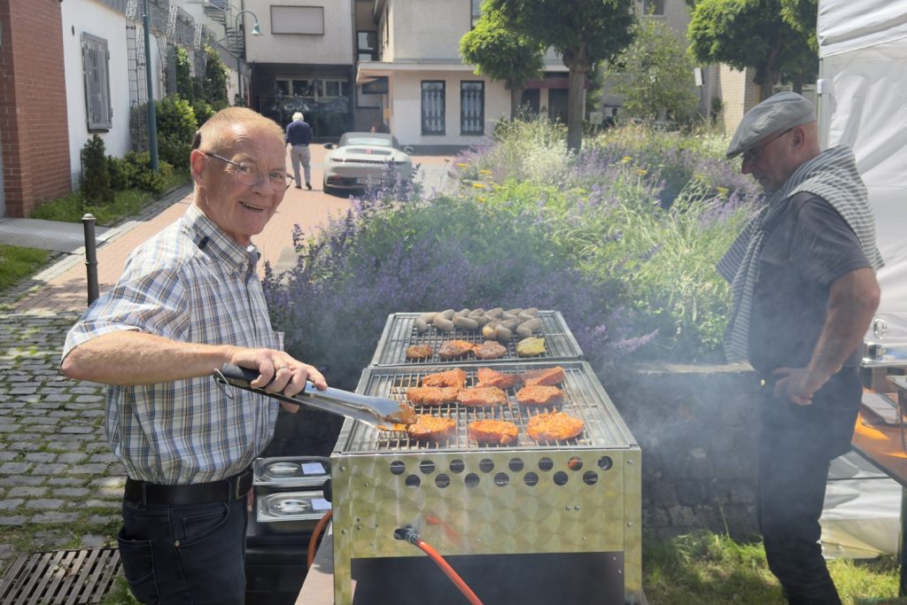 Grillmeister Ulrich Naust aus Asbach, seit April 2026 selbst CI-Träger, sorgte für das leibliche Wohl der Gäste. Betreut wird er von der BECKER-Filiale in Puderbach.