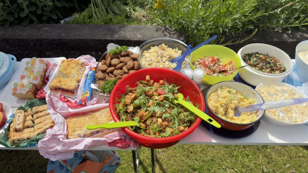Das gemeinsame Buffet mit zahlreichen selbst mitgebrachten Speisen gehört seit vielen Jahren zu den Höhepunkten des Sommerfestes.