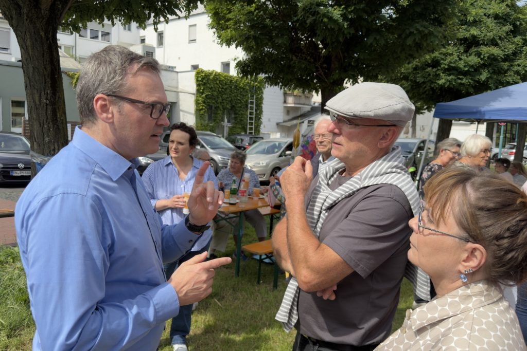 Dr. Klaus Eichhorn berät eine CI-interessierte Familie und beantwortetet Fragen rund um moderne Hörimplantat-Versorgungen.