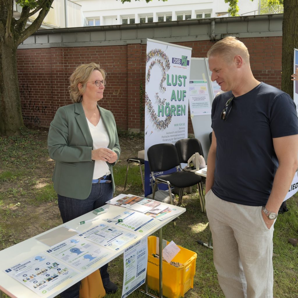 Anja Bernoth, SSD-Vertreterin der DCIG, und Prof. Sebastian Strieth. Das Motto der bundesweiten CI-Woche 2026 lautet: „Mono ist nicht genug – wenn ein Ohr nicht ausreicht“.