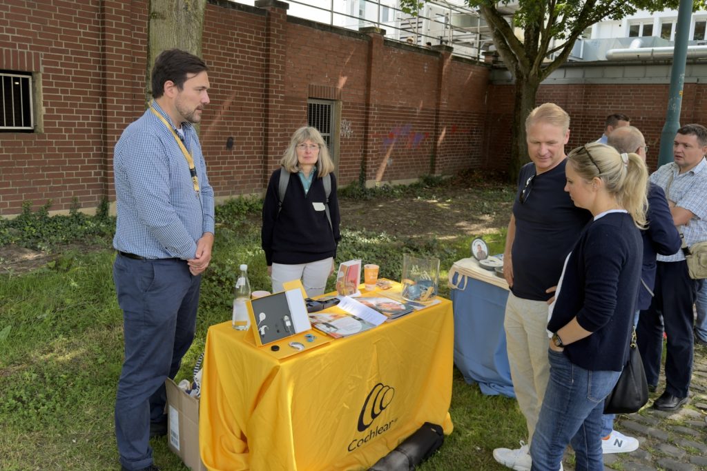 Christian Curiel y Gonzalez (links) informierte für die Firma Cochlear über aktuelle Entwicklungen in der Implantat-Technologie.