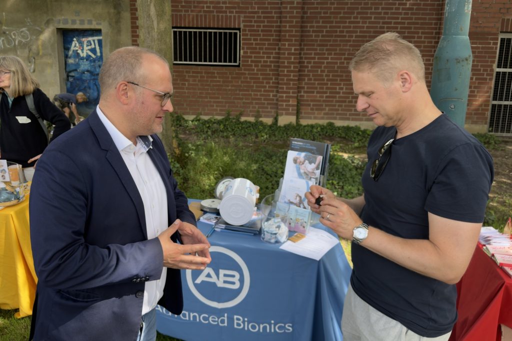 Auch Advanced Bionics präsentierte aktuelle Hörimplantat-Lösungen und stand den Gästen für Fragen zur Verfügung. (Benjamin Bergjürgen, links und Professor Strieth)